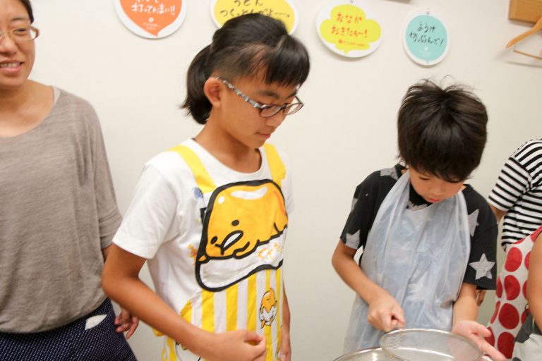 いつの間にそんなに真っ白に？ 手打ちうどん作り体験教室 2017年8月 20170816-3.jpg – イリコスキー製麺所