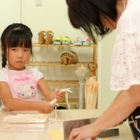 お父さんと二人でニコニコ 手打ちうどん作り体験教室 2017年8月 20170817-7.jpg – イリコスキー製麺所