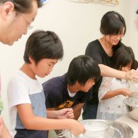 みなさんよく焼けてます 手打ちうどん作り体験教室 2017年8月 20170820-3.jpg – イリコスキー製麺所