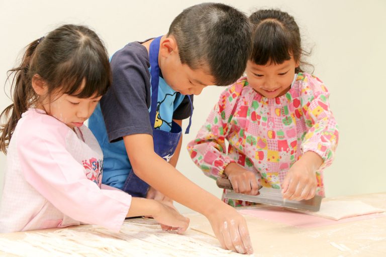 こどもの力だけで 手打ちうどん作り体験教室 2017年8月 20170822-2.jpg – イリコスキー製麺所