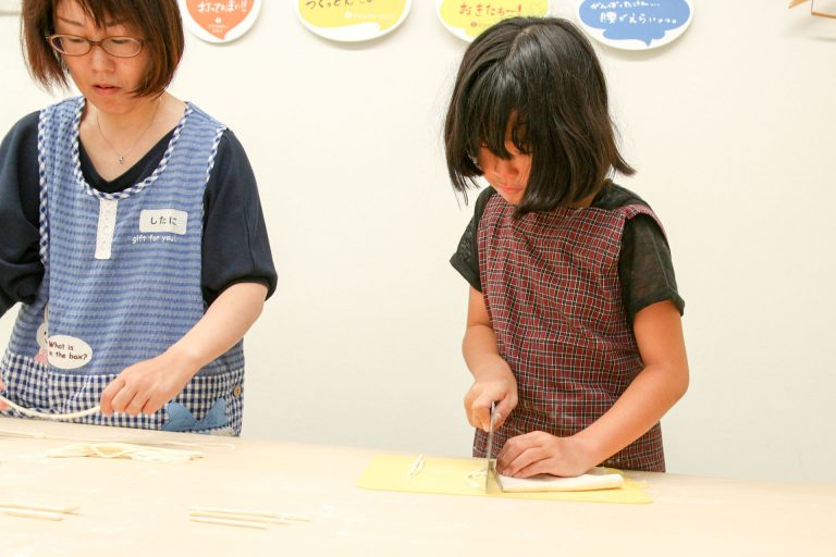 こどもの力だけで 手打ちうどん作り体験教室 2017年8月 20170822-4.jpg – イリコスキー製麺所