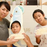 まだ宿題が…（!!） 手打ちうどん作り体験教室 2017年8月 20170823-2.jpg – イリコスキー製麺所