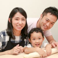 去年に続いて今年も来てくれた二人。敬老の日のプレゼントができました 手打ちうどん作り体験教室 2017年9月 20170916-2.jpg – イリコスキー製麺所