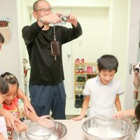 去年に続いて今年も来てくれた二人。敬老の日のプレゼントができました 手打ちうどん作り体験教室 2017年9月 20170916-5.jpg – イリコスキー製麺所