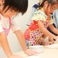 去年に続いて今年も来てくれた二人。敬老の日のプレゼントができました 手打ちうどん作り体験教室 2017年9月 20170916-7.jpg – イリコスキー製麺所