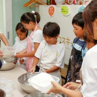 振替休日は雨。運動会の日じゃなくてよかったね。 手打ちうどん作り体験教室 2017年10月 20171002-2.jpg – イリコスキー製麺所