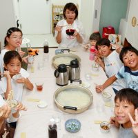 振替休日は雨。運動会の日じゃなくてよかったね。 手打ちうどん作り体験教室 2017年10月 20171002-3.jpg – イリコスキー製麺所