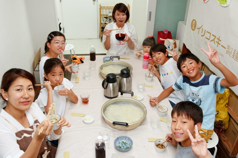 こども祭りの振替休日で 手打ちうどん作り体験教室 2017年9月 20171002-3.jpg – イリコスキー製麺所