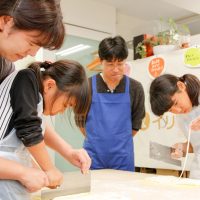 振替休日は雨。運動会の日じゃなくてよかったね。 手打ちうどん作り体験教室 2017年10月 20171002-6.jpg – イリコスキー製麺所