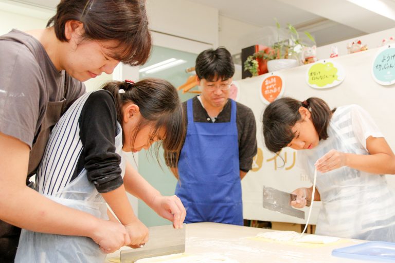 こども祭りの振替休日で 手打ちうどん作り体験教室 2017年9月 20171002-6.jpg – イリコスキー製麺所