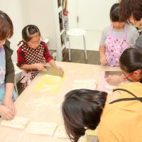 秋の月曜日はにぎやかなのです 手打ちうどん作り体験教室 2017年10月 20171016-2.jpg – イリコスキー製麺所