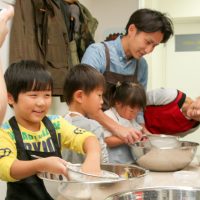 お塩、溶けてる～？ 手打ちうどん作り体験教室 2017年10月 20171029-3.jpg – イリコスキー製麺所