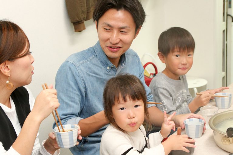 お塩、溶けてる～？ 手打ちうどん作り体験教室 2017年10月 20171029-6.jpg – イリコスキー製麺所