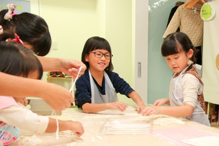 お塩、溶けてる～？ 手打ちうどん作り体験教室 2017年10月 20171030-2.jpg – イリコスキー製麺所