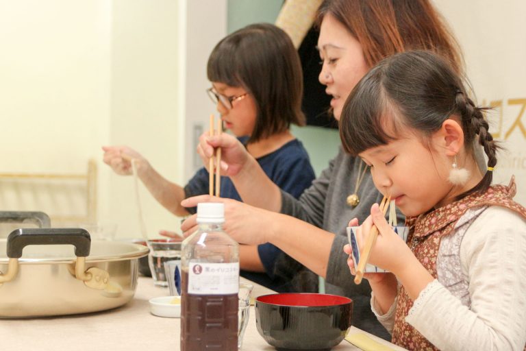 お塩、溶けてる～？ 手打ちうどん作り体験教室 2017年10月 20171030-3.jpg – イリコスキー製麺所