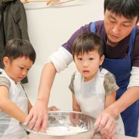 順番の取り合い、それだけ楽しんでるってことだよね！ 手打ちうどん作り体験教室 2017年11月 20171103-2.jpg – イリコスキー製麺所