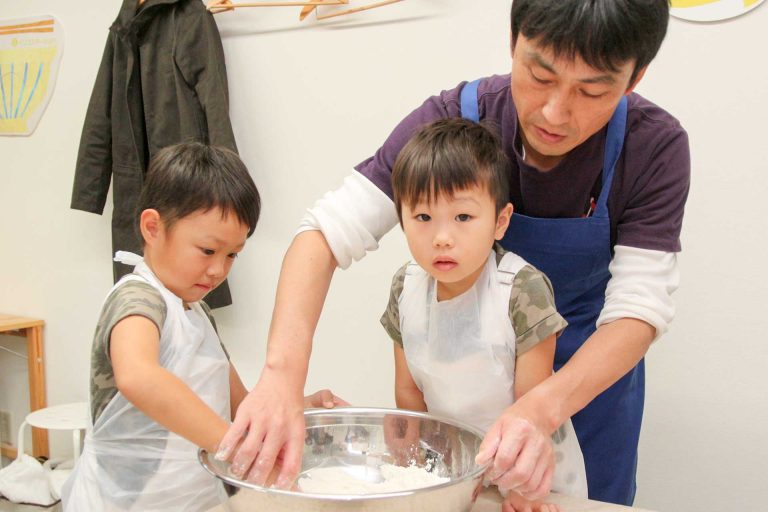 お塩、溶けてる～？ 手打ちうどん作り体験教室 2017年10月 20171103-2.jpg – イリコスキー製麺所