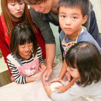 順番の取り合い、それだけ楽しんでるってことだよね！ 手打ちうどん作り体験教室 2017年11月 20171103-3.jpg – イリコスキー製麺所