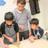 順番の取り合い、それだけ楽しんでるってことだよね！ 手打ちうどん作り体験教室 2017年11月 20171103-4.jpg – イリコスキー製麺所