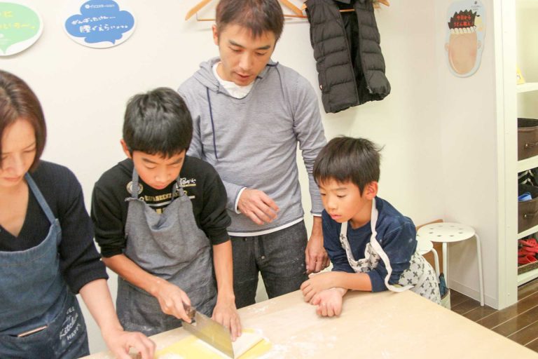 お塩、溶けてる～？ 手打ちうどん作り体験教室 2017年10月 20171103-4.jpg – イリコスキー製麺所