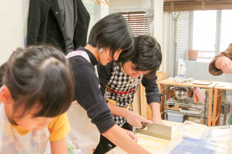 お塩、溶けてる～？ 手打ちうどん作り体験教室 2017年10月 20171105-3.jpg – イリコスキー製麺所