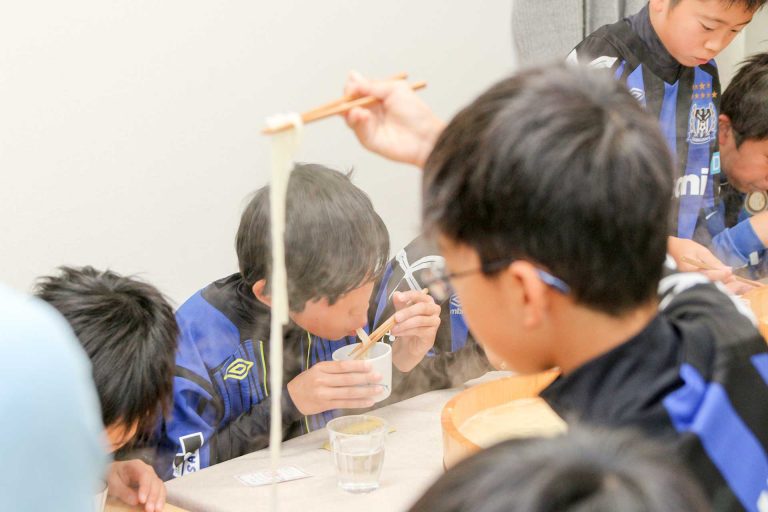お塩、溶けてる～？ 手打ちうどん作り体験教室 2017年10月 20171106-3.jpg – イリコスキー製麺所