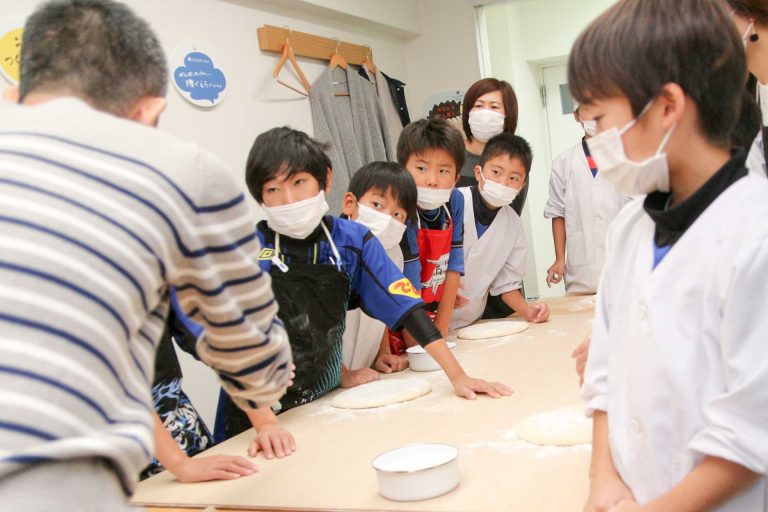 お塩、溶けてる～？ 手打ちうどん作り体験教室 2017年10月 20171106-5.jpg – イリコスキー製麺所