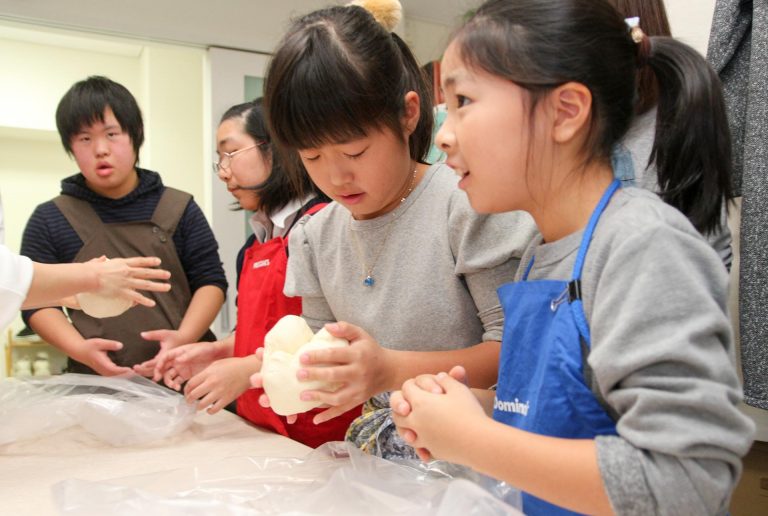 お塩、溶けてる～？ 手打ちうどん作り体験教室 2017年10月 20171113-2.jpg – イリコスキー製麺所