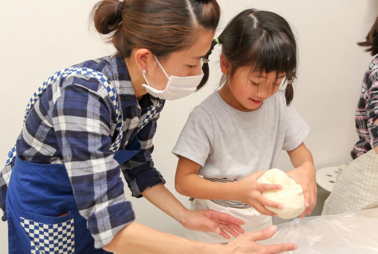 お塩、溶けてる～？ 手打ちうどん作り体験教室 2017年10月 20171113-3.jpg – イリコスキー製麺所