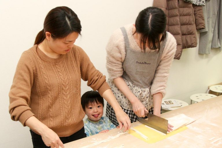 お塩、溶けてる～？ 手打ちうどん作り体験教室 2017年10月 20171114-3.jpg – イリコスキー製麺所