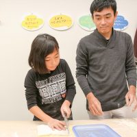 お揃いなのは双子ちゃんだけじゃなくて 手打ちうどん作り体験教室 2017年11月 20171118-2.jpg – イリコスキー製麺所