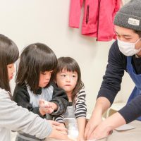 お揃いなのは双子ちゃんだけじゃなくて 手打ちうどん作り体験教室 2017年11月 20171118-3.jpg – イリコスキー製麺所