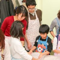 学生さんがにぎやかなのはタイも日本も同じね！（特に女の子が 笑） 手打ちうどん作り体験教室 2017年11月 20171123-2.jpg – イリコスキー製麺所