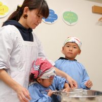 学生さんがにぎやかなのはタイも日本も同じね！（特に女の子が 笑） 手打ちうどん作り体験教室 2017年11月 20171123-4.jpg – イリコスキー製麺所
