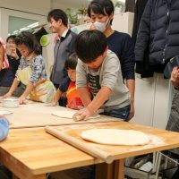 学生さんがにぎやかなのはタイも日本も同じね！（特に女の子が 笑） 手打ちうどん作り体験教室 2017年11月 20171123-5.jpg – イリコスキー製麺所