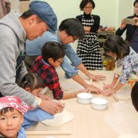 学生さんがにぎやかなのはタイも日本も同じね！（特に女の子が 笑） 手打ちうどん作り体験教室 2017年11月 20171123-6.jpg – イリコスキー製麺所
