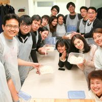 学生さんがにぎやかなのはタイも日本も同じね！（特に女の子が 笑） 手打ちうどん作り体験教室 2017年11月 20171123-7.jpg – イリコスキー製麺所