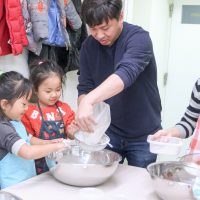 今日も国際色豊かなお客さま 手打ちうどん作り体験教室 2017年12月 20171216-1.jpg – イリコスキー製麺所