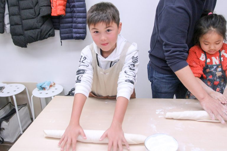 今日も国際色豊かなお客さま 手打ちうどん作り体験教室 2017年12月 20171216-5.jpg – イリコスキー製麺所