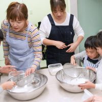 今日も国際色豊かなお客さま 手打ちうどん作り体験教室 2017年12月 20171216-6.jpg – イリコスキー製麺所