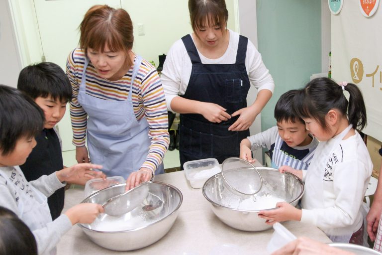今日も国際色豊かなお客さま 手打ちうどん作り体験教室 2017年12月 20171216-6.jpg – イリコスキー製麺所
