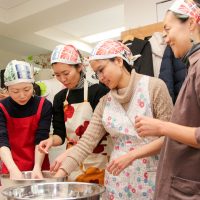 おそろいのエプロン、おそろいの手ぬぐい！ 手打ちうどん作り体験教室 2017年12月 20171217-1.jpg – イリコスキー製麺所