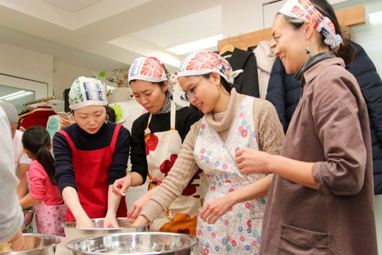 今日も国際色豊かなお客さま 手打ちうどん作り体験教室 2017年12月 20171217-1.jpg – イリコスキー製麺所