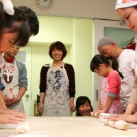 おそろいのエプロン、おそろいの手ぬぐい！ 手打ちうどん作り体験教室 2017年12月 20171217-3.jpg – イリコスキー製麺所