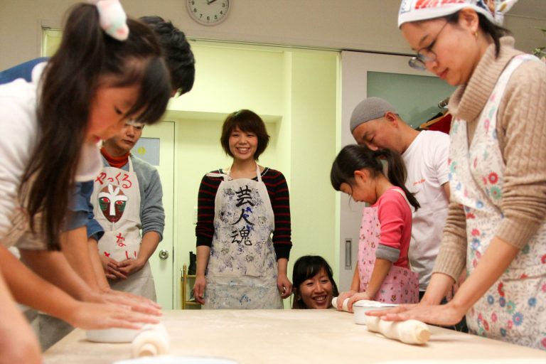 今日も国際色豊かなお客さま 手打ちうどん作り体験教室 2017年12月 20171217-3.jpg – イリコスキー製麺所