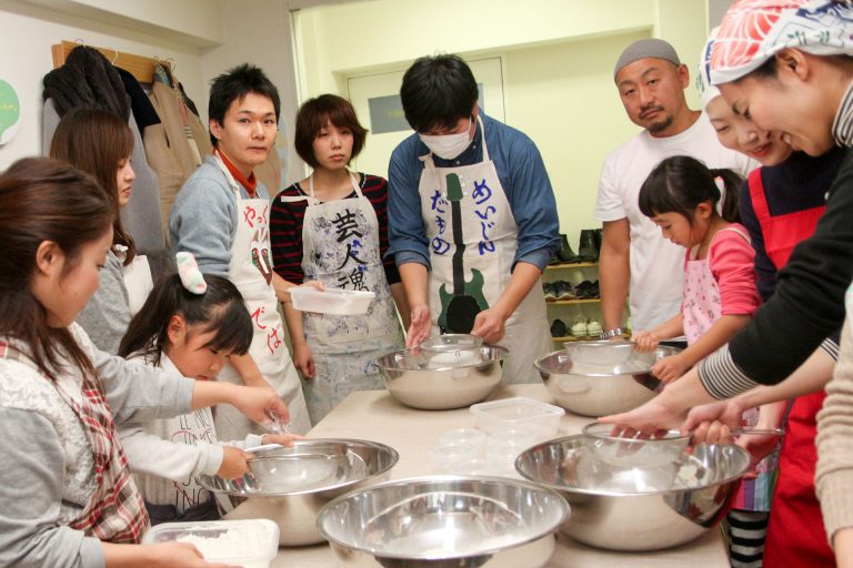 今日も国際色豊かなお客さま 手打ちうどん作り体験教室 2017年12月 20171217-4.jpg – イリコスキー製麺所