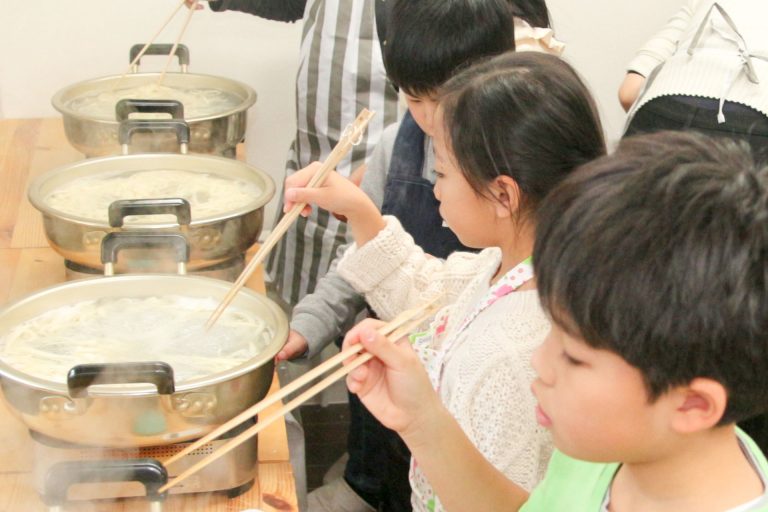 今日も国際色豊かなお客さま 手打ちうどん作り体験教室 2017年12月 20171221-1.jpg – イリコスキー製麺所