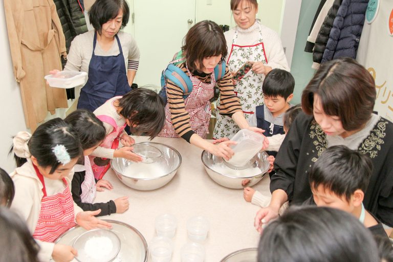 今日も国際色豊かなお客さま 手打ちうどん作り体験教室 2017年12月 20171221-2.jpg – イリコスキー製麺所