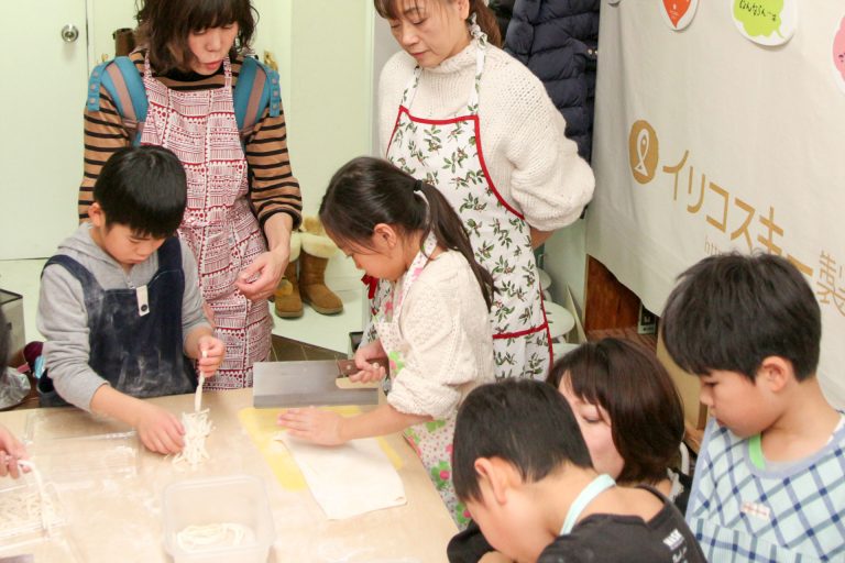 今日も国際色豊かなお客さま 手打ちうどん作り体験教室 2017年12月 20171221-6.jpg – イリコスキー製麺所