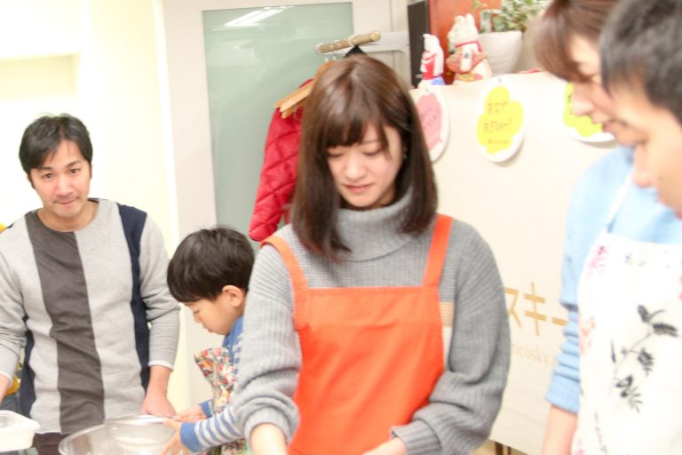 今日も国際色豊かなお客さま 手打ちうどん作り体験教室 2017年12月 20171230-3.jpg – イリコスキー製麺所